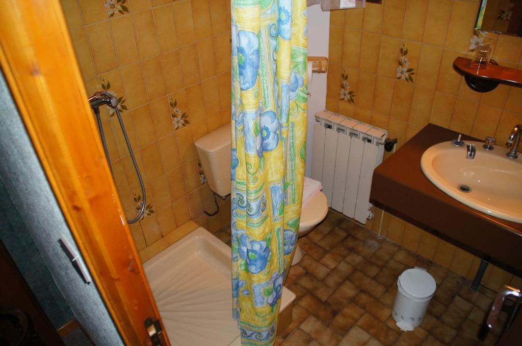 Le Relais Des Vaudois Hotell Freissinieres Rum bild